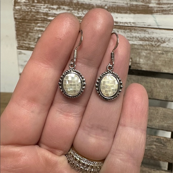 Sterling silver MC 925 stamped great shape white mother of pearl mosaic earrings - Picture 3 of 6